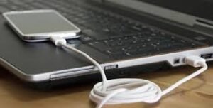 Sạc điện thoại bằng laptop được không? Tại sao?