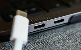 Sạc điện thoại bằng laptop được không? Rủi ro gì?