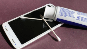 xóa vết xước kính cường lực điện thoại bằng kem đánh răng